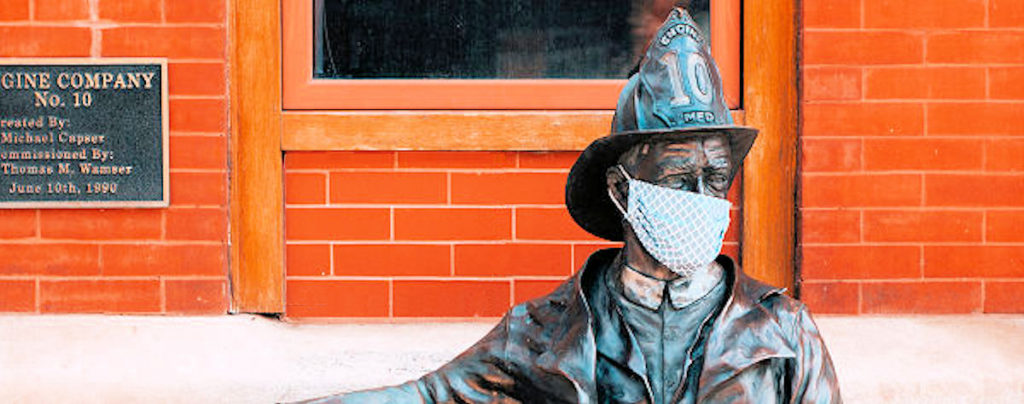 Statue eines Feuerwehrmannes mit Atemschutzmaske