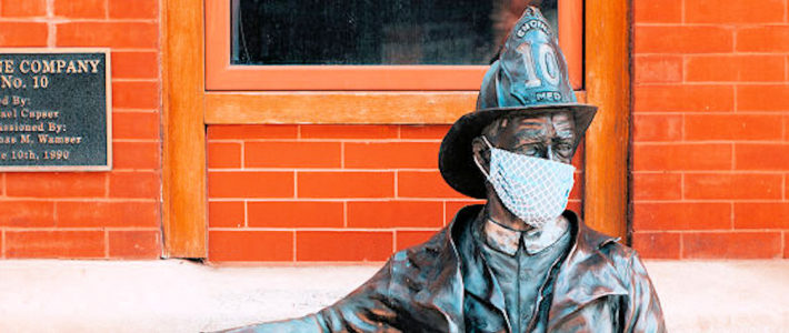 Statue eines Feuerwehrmannes mit Atemschutzmaske
