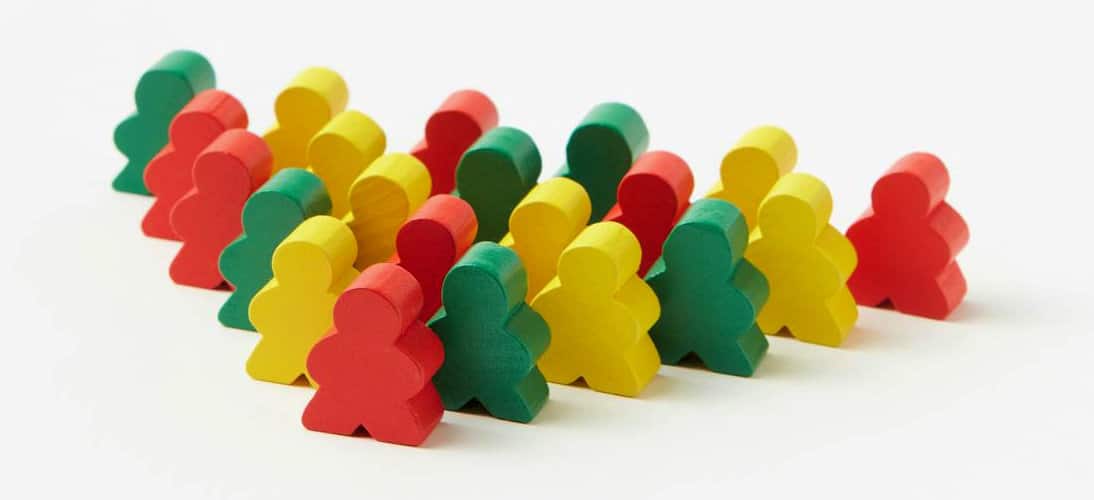 Rote, gelbe und grüne Spielfiguren in Formation