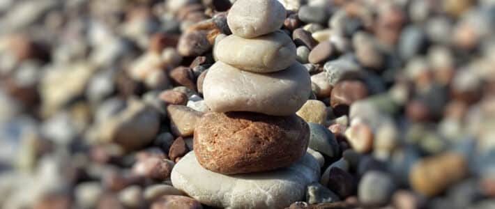 Psychotherapie - eine Pyramide aufeinander ruhender Steine