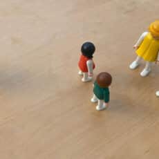 Familienaufstellungen in Gruppen oder im Einzelsetting-Playmobilfiguren auf einem Tisch