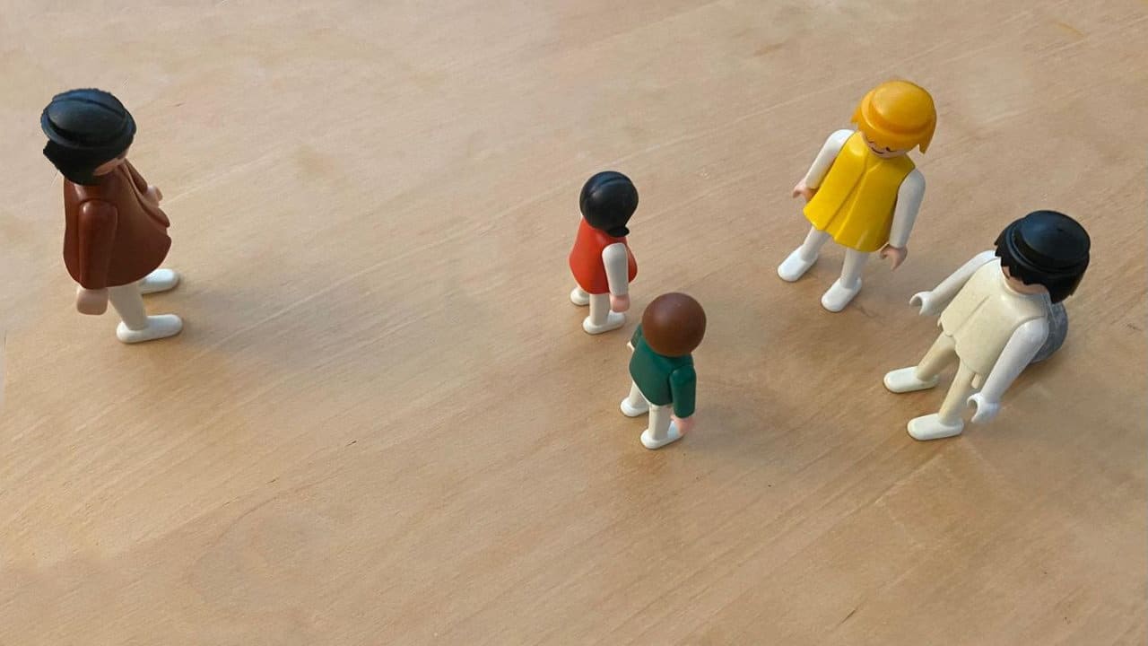 Familienaufstellungen in Gruppen oder im Einzelsetting-Playmobilfiguren auf einem Tisch