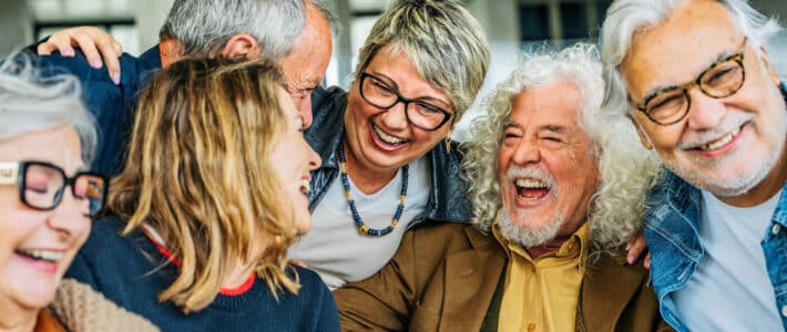 Älterwerden mit Lust und Würde Älterwerden mit Lust und Würde - 6 fröhliche, lachende ältere Menschen im Porträt