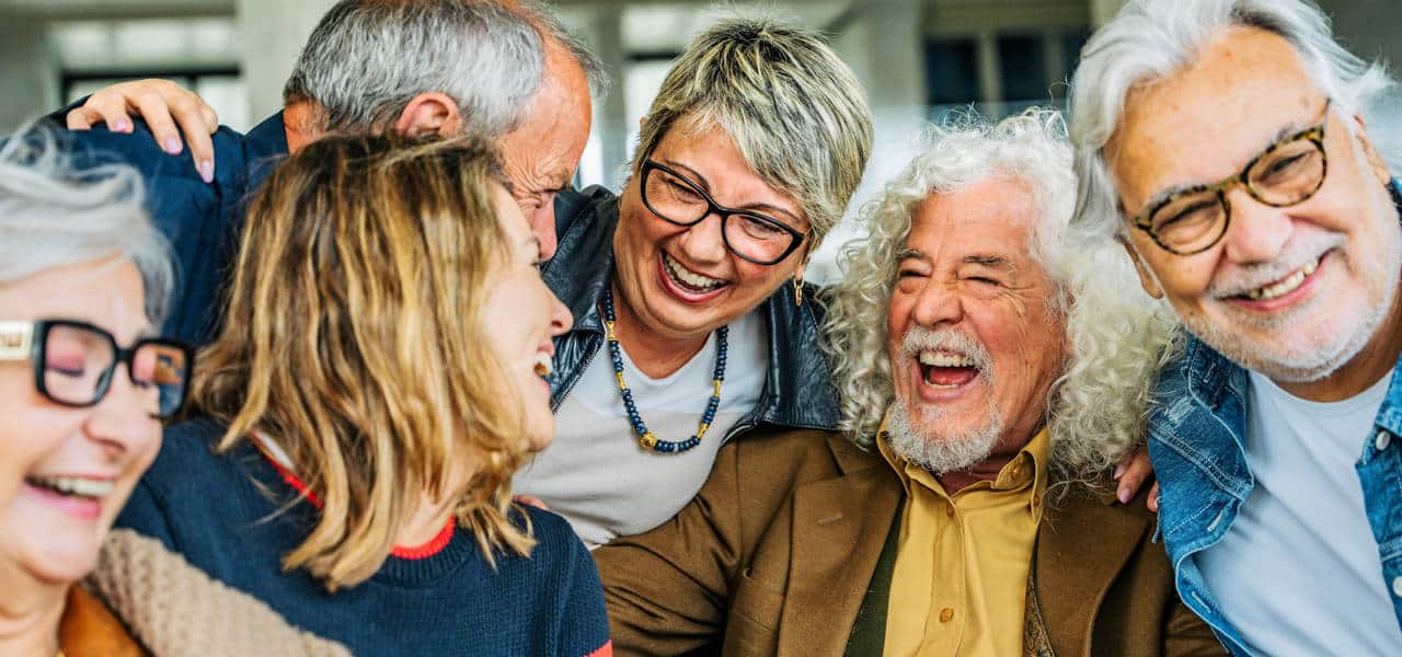 Älterwerden mit Lust und Würde - 6 fröhliche, lachende ältere Menschen im Porträt